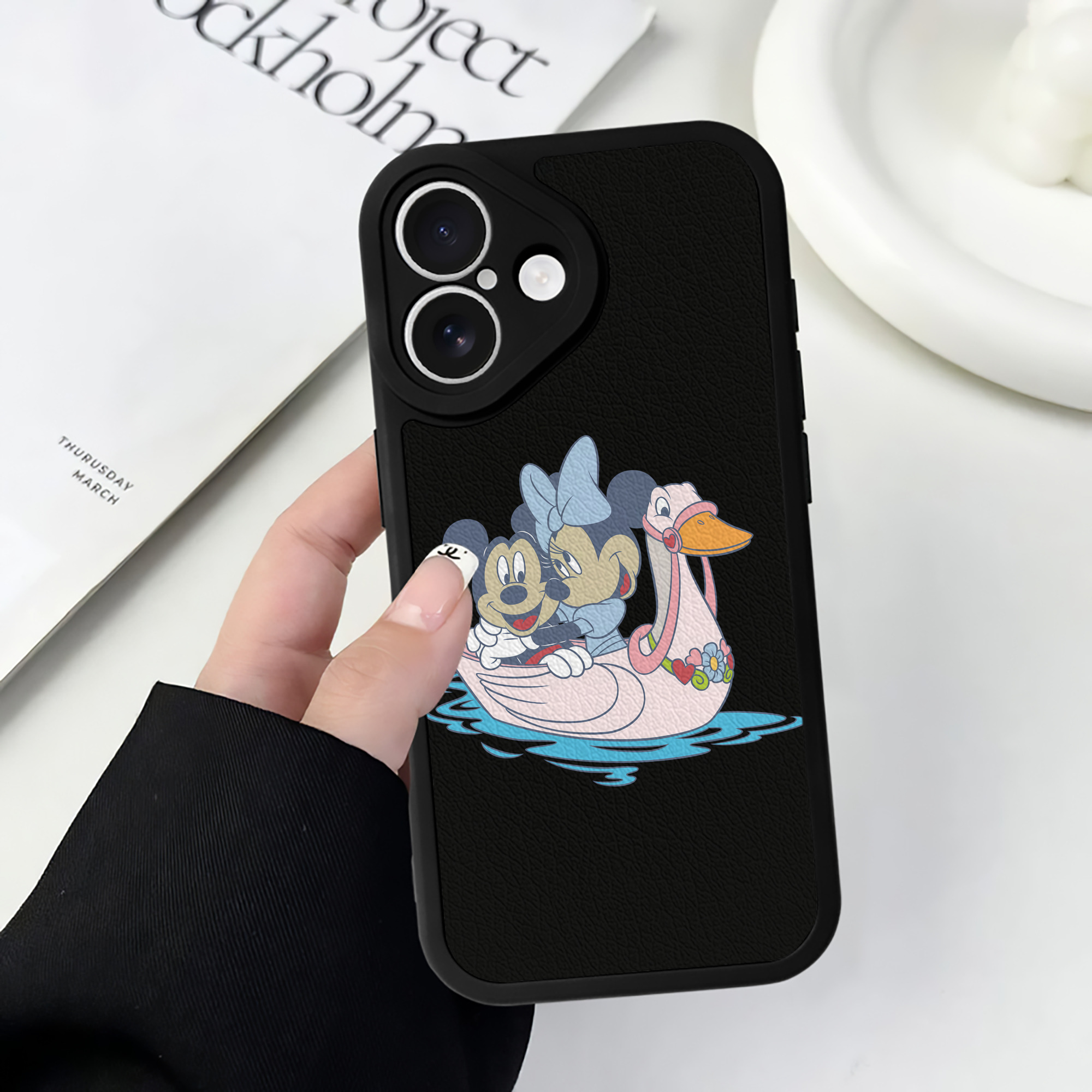 （画像用） ミッキーマウス Mickey Mouse 【iPhone 16シリーズ対応】シリコンスマホケース（レザー調） 材質：シリコン